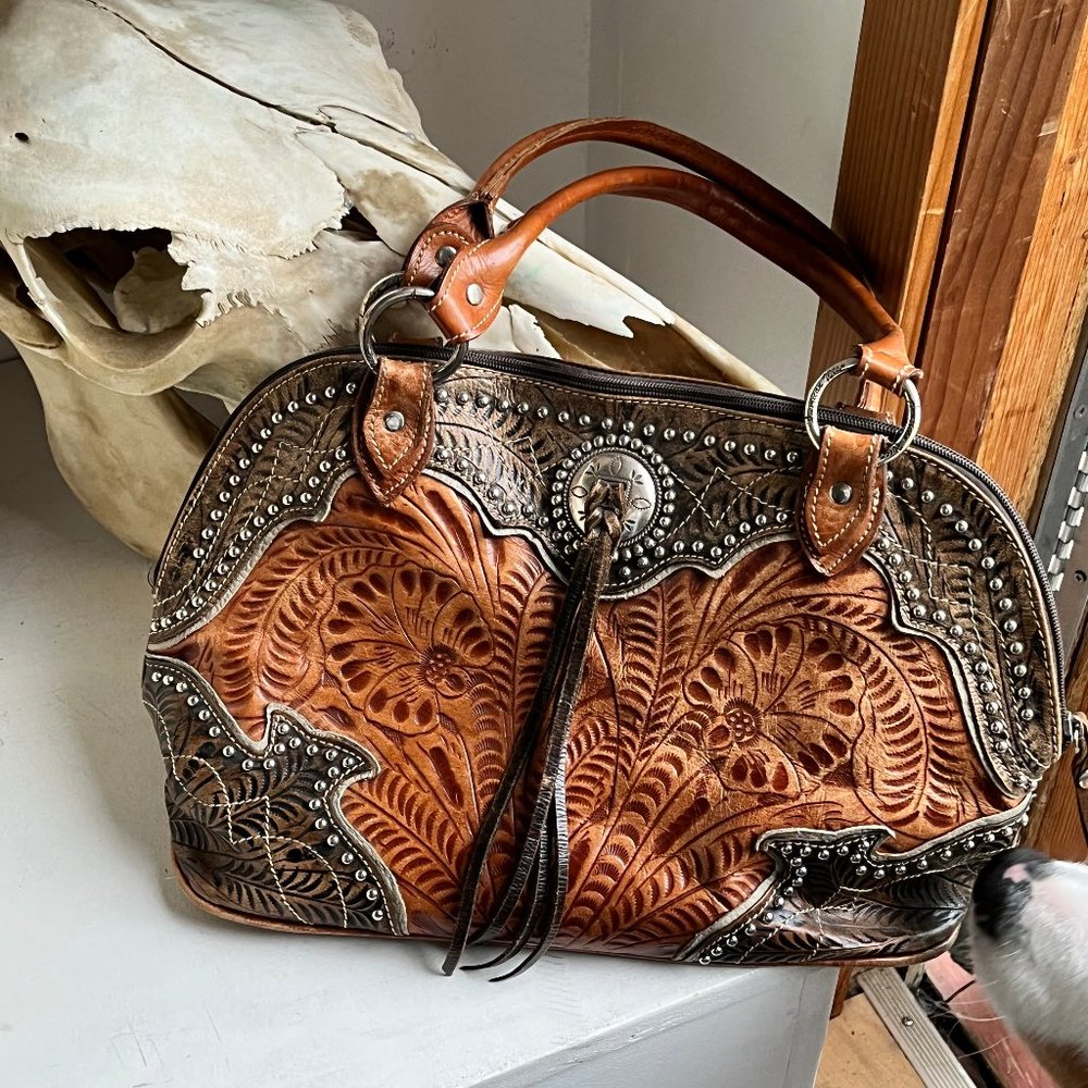 American West ~ Genuine leather and lined. Well loved and great size 25-